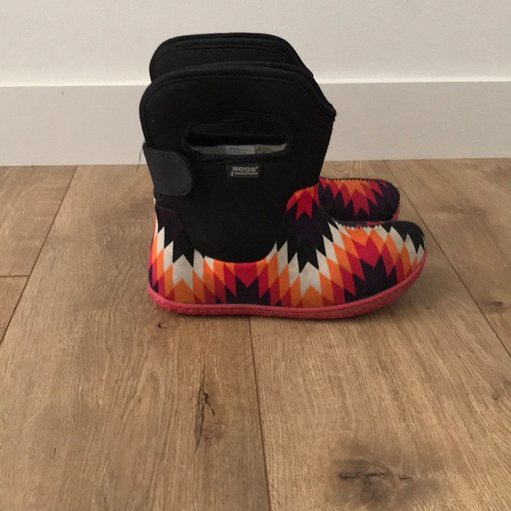 Kids size 10 bogs